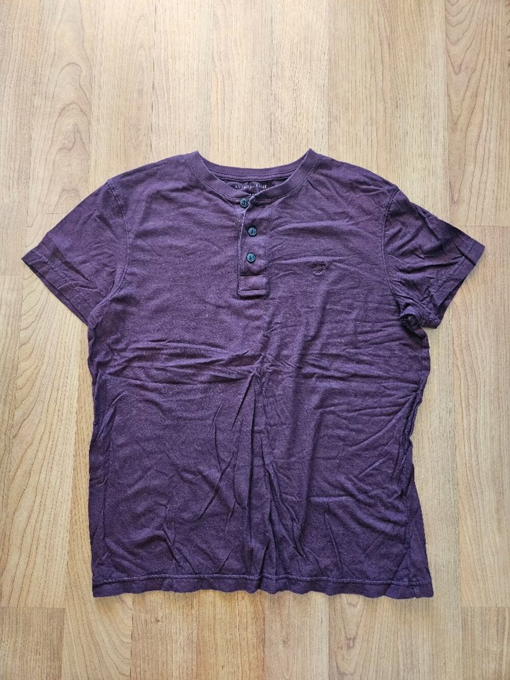 Men's American Eagle Outfitters cotton henley short sleeve Tee - size Medium